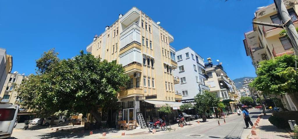 Apartment for sale centrally located near the statue of Atatürk Alanya Center - original condition