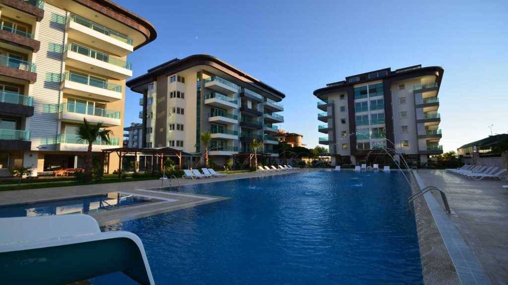 Alanya Kestel'de denize sıfır konumda deniz manzaralı eşyalı daire