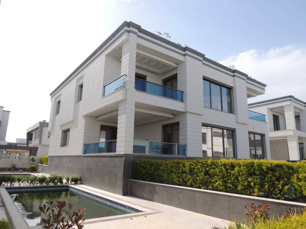 Luxusní 3-patrová vila 5 + 1 v Antalya Kemeragzi